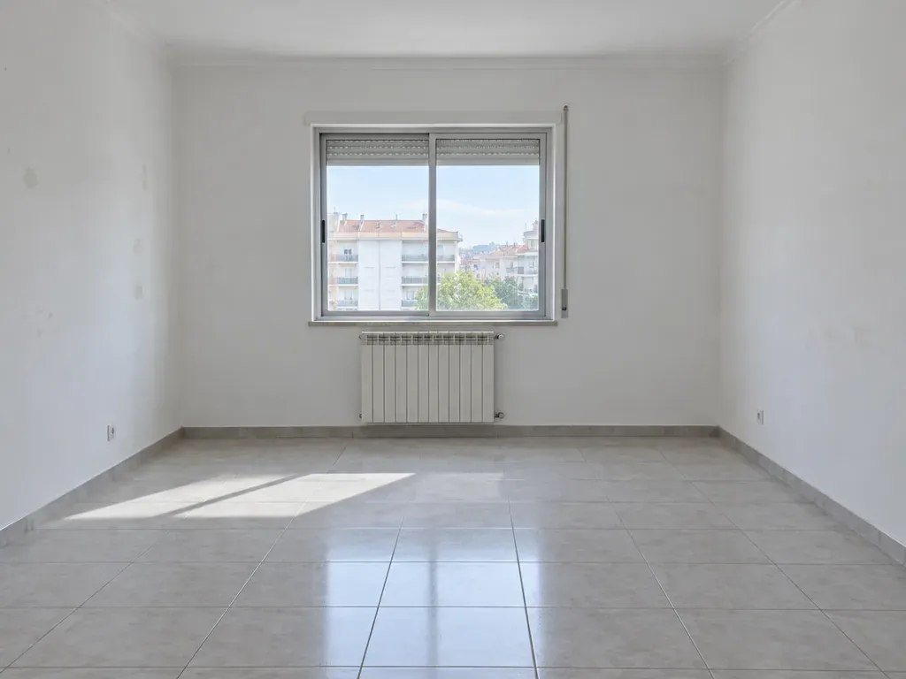 Exemplo de sala vazia numa casa portuguesa, depois de uma mudança.